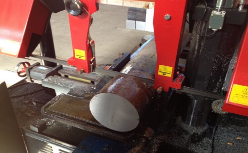 白茅湖农场卧式带锯床加工时出现明显振荡如何排查？