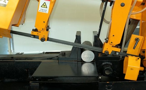 白茅湖农场数控带锯床自动送料精度会出现偏差吗？